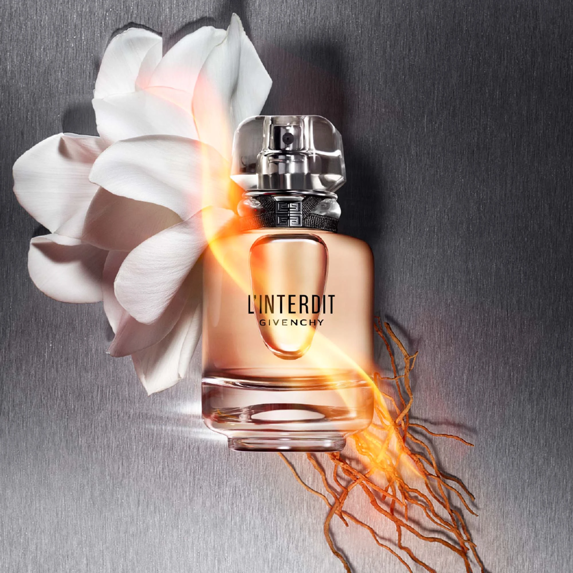 Bijeli cvijet ukršten tamnim drvenim akordom. L'Interdit Eau de Parfum za žene.A white flower crossed with a dark woody accord. L'Interdit Eau de Parfum for women